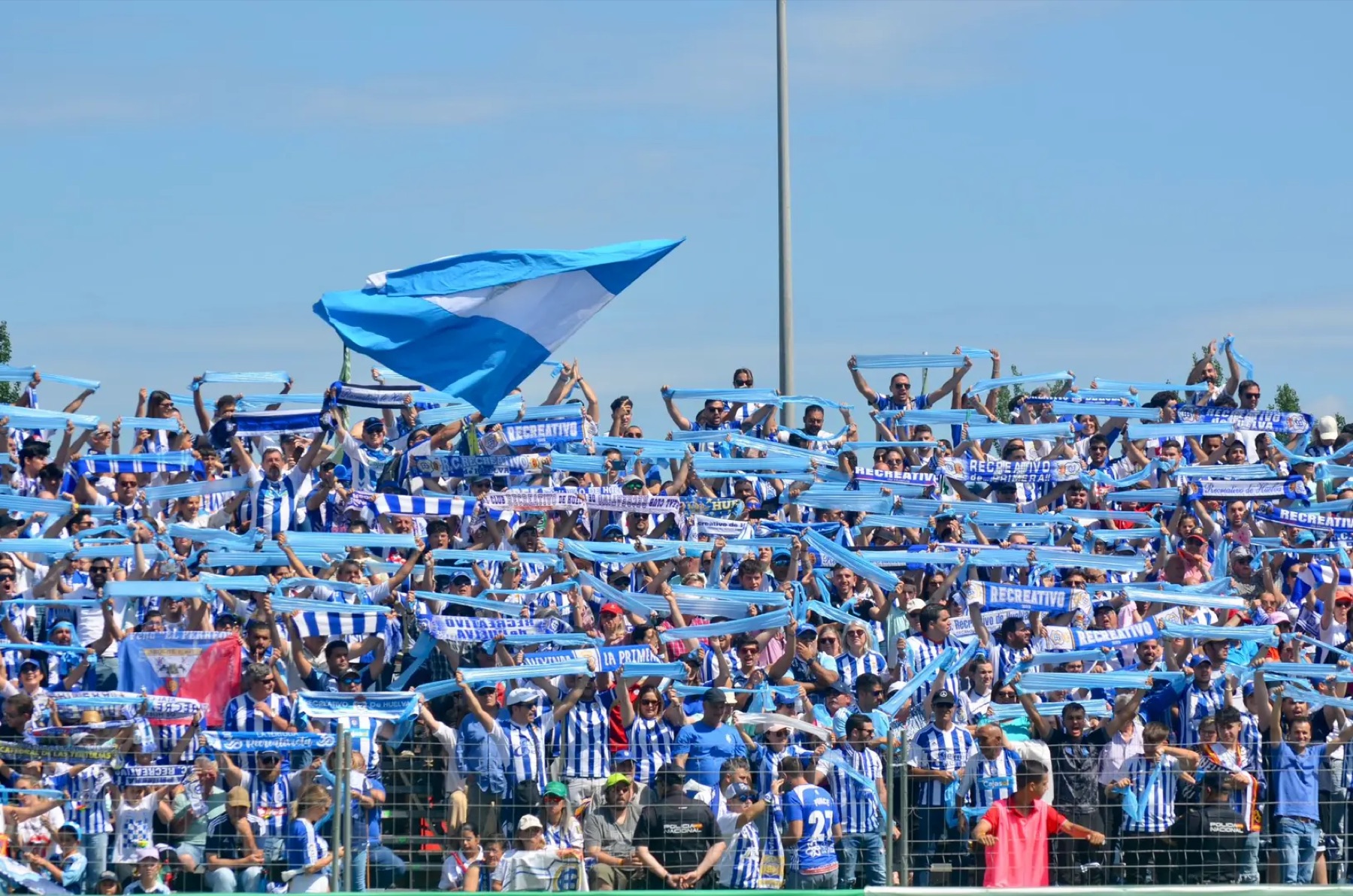 Afición del Recreativo de Huelva con bufandas en el Nuevo Colombino