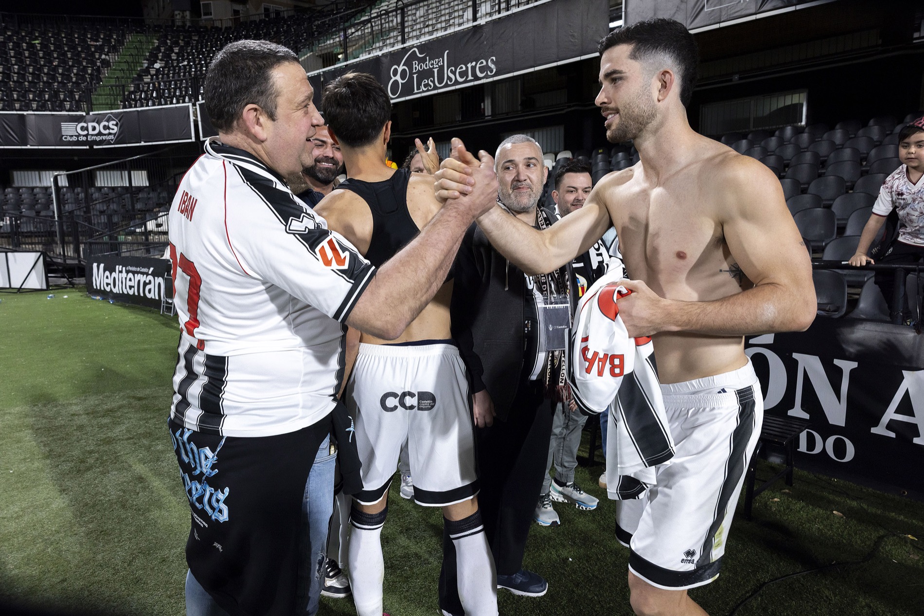 Entrega de una camiseta de partido a un aficionado