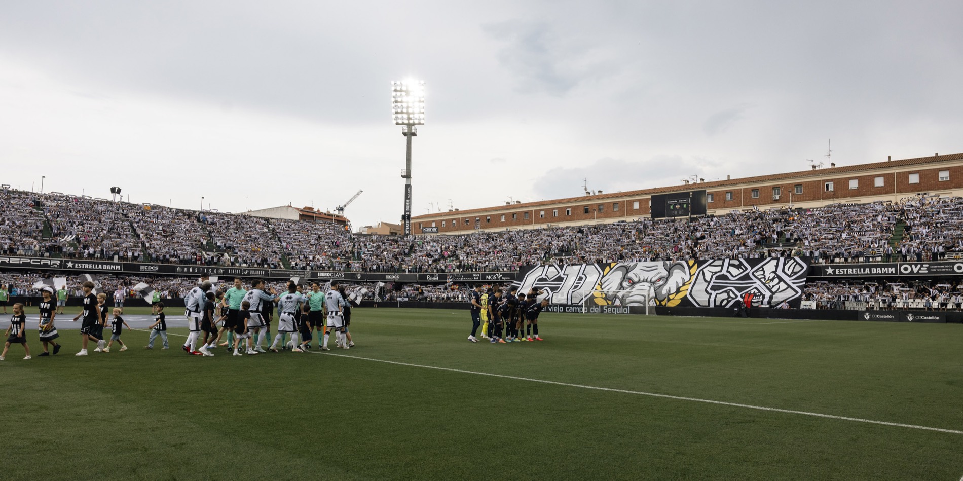 Estadio lleno con un tifo desplegado en la grada