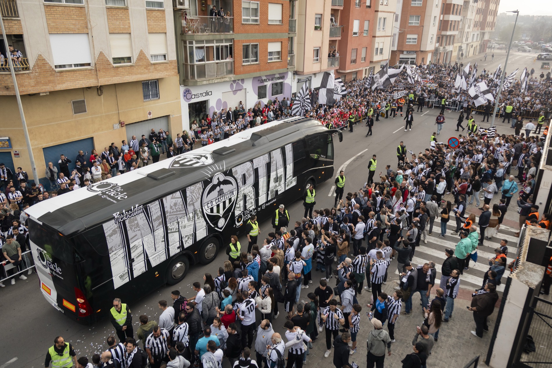 Afición recibiendo al equipo
