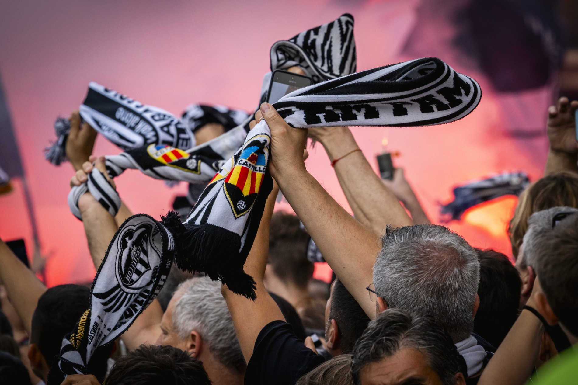 Afición recibiendo al equipo antes del partido